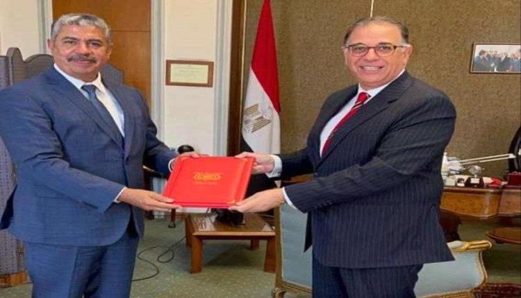 بحاح يسلم السلطات المصرية هذا الملف الهام..!! بحاح يسلم السلطات المصرية هذا الملف الهام..!!