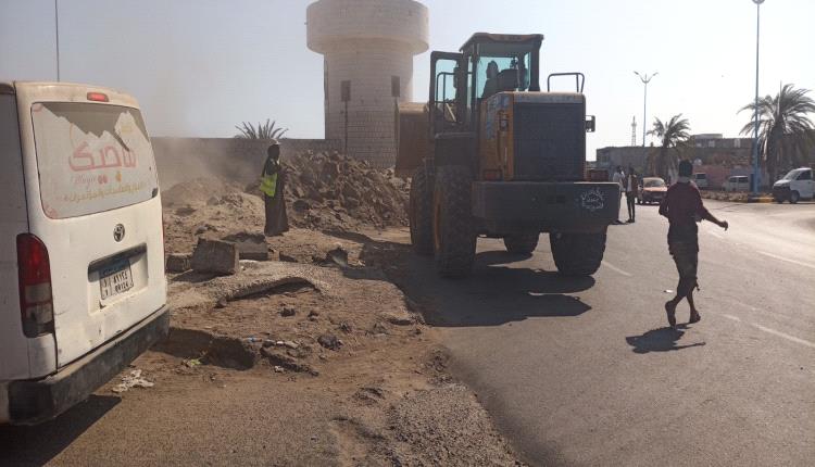 ظل مغلقاً لسنوات .. صندوق النظافة يرفع مخلفات شارع الاصدار الالي ويعيده للحياه ظل مغلقاً لسنوات .. صندوق النظافة يرفع مخلفات شارع الاصدار الالي ويعيده للحياه