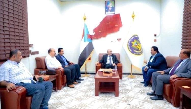 الاستاذ علي الكثيري يناقش مع الدكتور الجريري أوضاع شركة النفط بالعاصمة عدن الاستاذ علي الكثيري يناقش مع الدكتور الجريري أوضاع شركة النفط بالعاصمة عدن