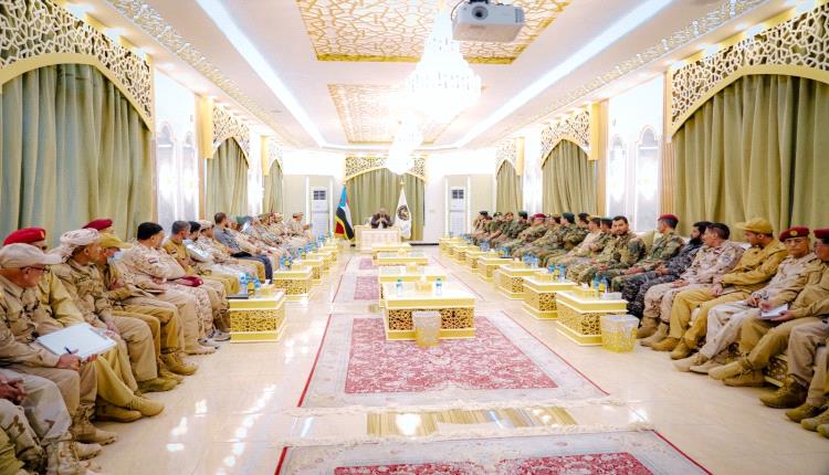 الرئيس الزُبيدي يرأس اجتماعا موسعا للقادة العسكريين والأمنيين