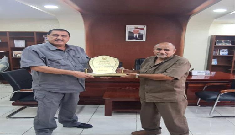 مدير أمن العاصمة عدن يُكرم مدير البحث الجنائي السابق بدرع الشكر والتقدير