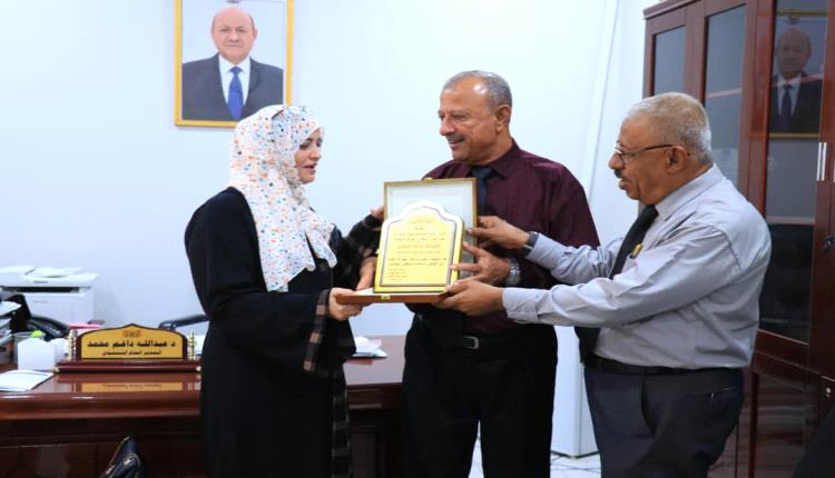المدير العام التنفيذي لصندوق تنمية المهارات يكرم نائب مدير عام الهيئة العامة للتامينات والمعاشات لشؤون الإيرادات بدرع تكريم
