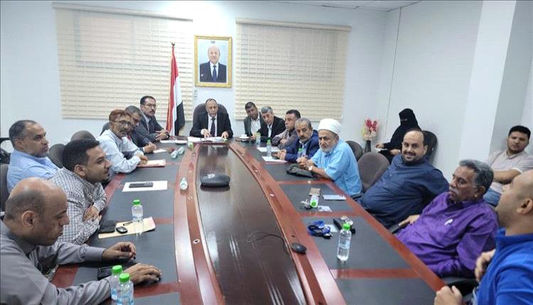 وزير الصناعة والتجارة يناقش المواصفات القياسية للسكر في اجتماع مع التجار والمستوردين بعدن