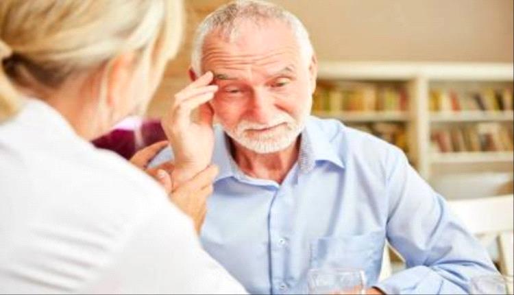منها طريقة الكلام.. دراسة تكشف مبكرا على مرض ألزهايمر