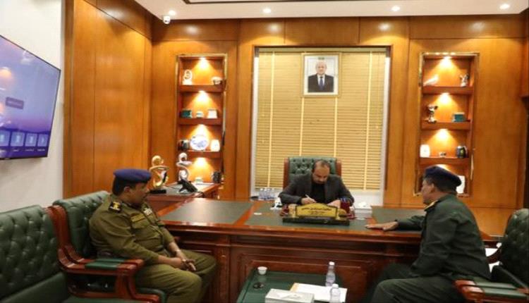 محافظ حضرموت يشيد بدور الأجهزة الأمنية في ضبط المخالفين ومناقشة تحسين الأداء