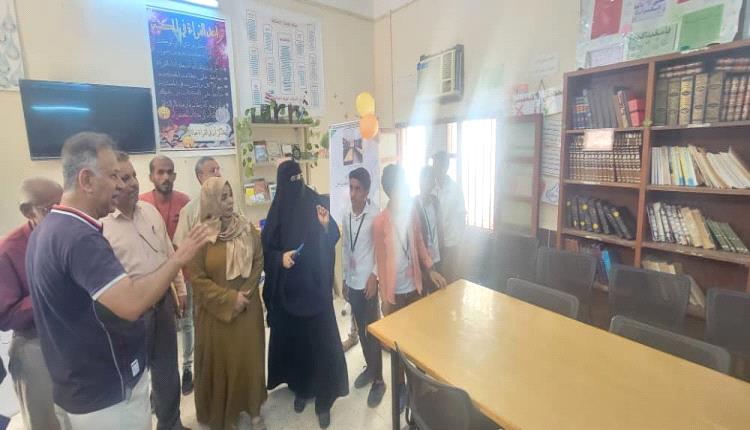 الجاوي وبن محفوظ يدشنان معرض الكتاب بمدرسة قتبان بمديرية المعلا