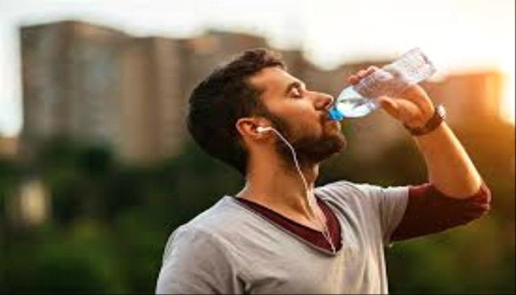 لماذا يجب تجنب شرب الماء من زجاجة بلاستيكية خصوصا في الصيف؟