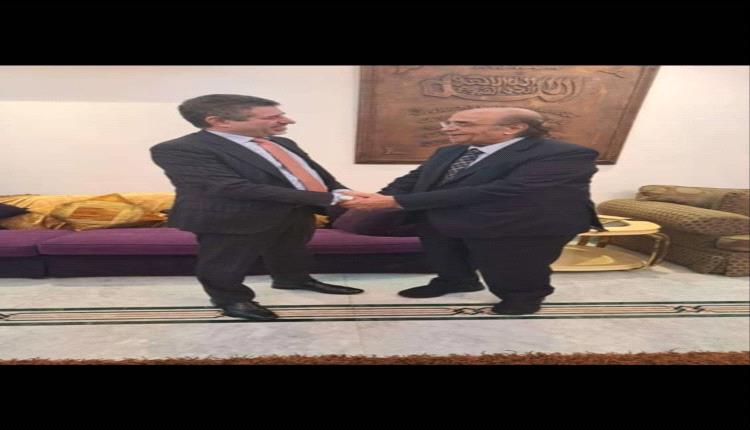 عقب مغادرته عدن.. اول ظهور للعطاس بجانب السفير الامريكي
