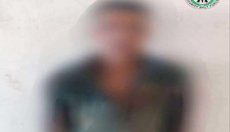 قوات الحزام الأمني تلقي القب،ض على متهم بجري،مة قت،ل في محافظة أبين