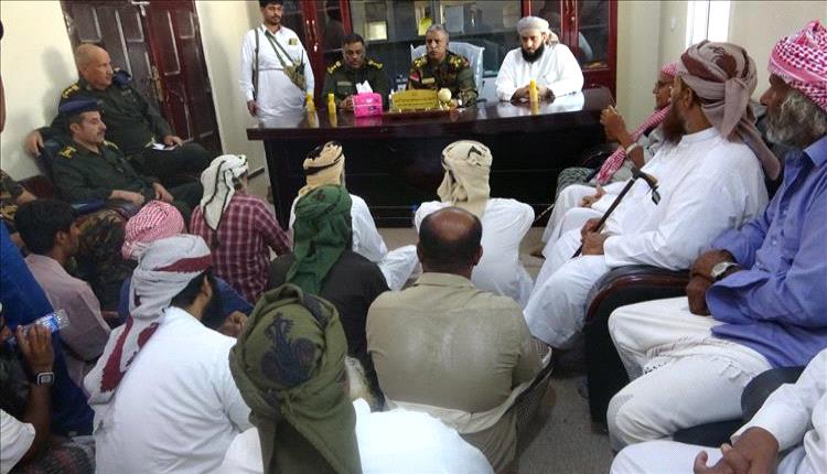 السلطات المحلية والأمنية في المهرة تبحث سبل تعزيز الأمن وحماية الثروة السمكية