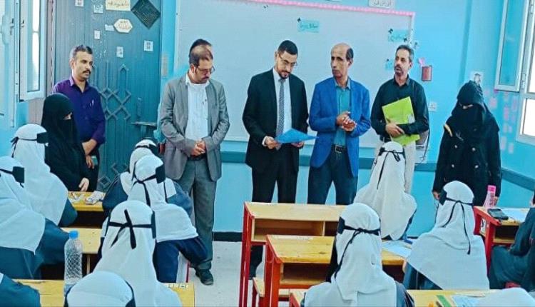 وكيل محافظة شبوة يدشن امتحانات الفصل الأول لصفوف النقل للعام الدراسي الحالي