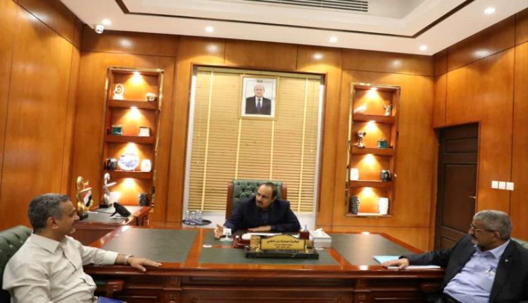 محافظ حضرموت يتفقد منفذ الوديعة البري ويشيد بالانضباط