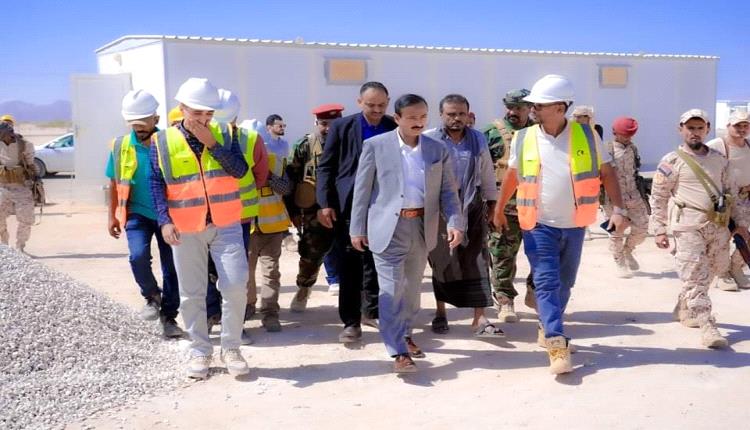 محافظ شبوة يتفقد مشروع إنشاء محطة التوليد بالطاقة الشمسية ويثمن دعم الإشقاء في الإمارات
