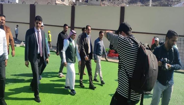 وزير الشباب والرياضة يدشّن مشروع فرش العشب الصناعي في ملعبي نادي الميناء والروضة في العاصمة عدن