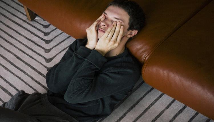 كيف يجعلنا السعي وراء السعادة أكثر بؤسا؟