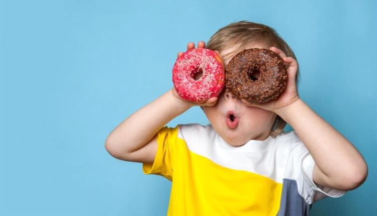 6 مخاطر صحية نتيجة إفراط الأطفال في استهلاك حلويات العيد