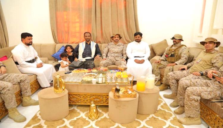 العميد البحري الركن خالد البلوي يجري جولة عيدية في محافظة المهرة