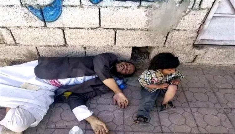 إب:مواطن يفارق الحياة جوعًا على قارعة الطريق بجوار طفله