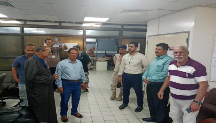 مدير عام مطار عدن الدولي يتفقد مستوى الانضباط الوظيفي بعد اجازة عيد الفطر 
