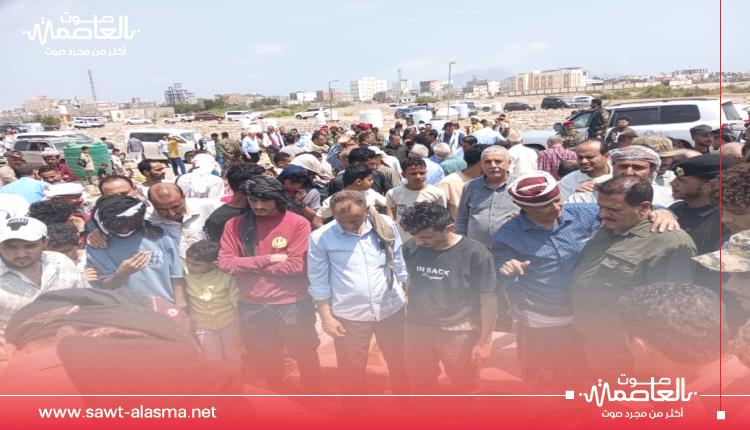 العقيد نصر الجوس يستقبل جموع المعزين في قاعة بلقيس بعدن 