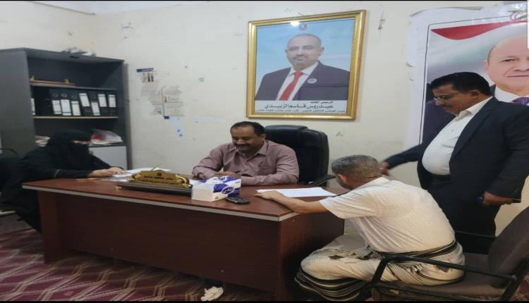 المدير الشاعري يلتقي مع منسق شبكة حماية الطفل وتنمية المرأة في محافظة الضالع