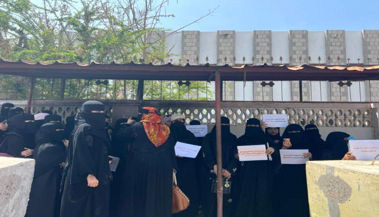 أمام مبنى وزارة التربية بعدن.. وقفة احتجاجية تضامنية لإنصاف طلاب ثالثة ثانوي 