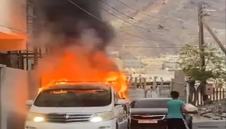 حريق هائل يلتهم باص في منطقة حافون بعدن