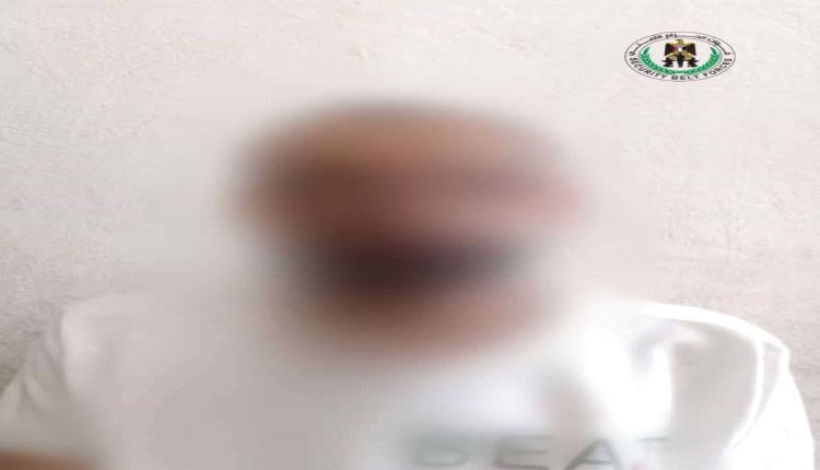 قوات الحزام الأمني بالعاصمة عدن تضبط متهماً بحوزته حشيش مخدر بخورمكسر