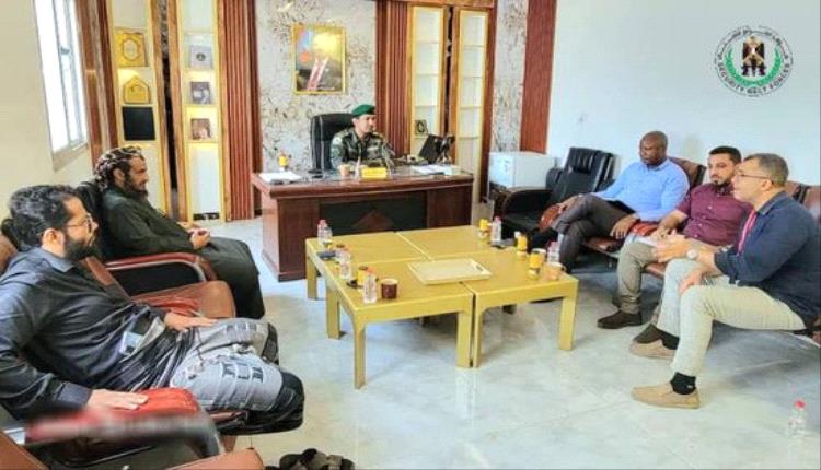 الحزام الأمني والصليب الأحمر يبحثان إقامة دورة بنزع الألغام
