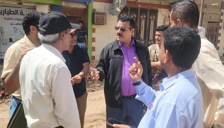 مدير عام المنصورة يدشن مشروع إعادة تأهيل شارع تقاطع الكثيري - السوق المركزي للخضروات والفواكه بتكلفة "170" مليون ريال