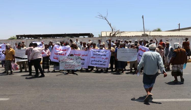 عمال وموظفو المؤسسة العامة للطرق والجسور بالعاصمة عدن يطالبون بإنقاذ المؤسسة وتصحيح مسار صندوق الطرق