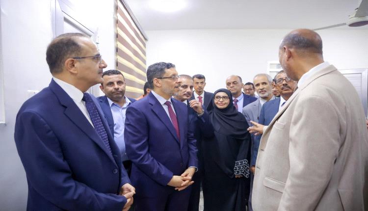 رئيس الوزراء يفتتح في عدن مبنى المجلس الطبي الأعلى