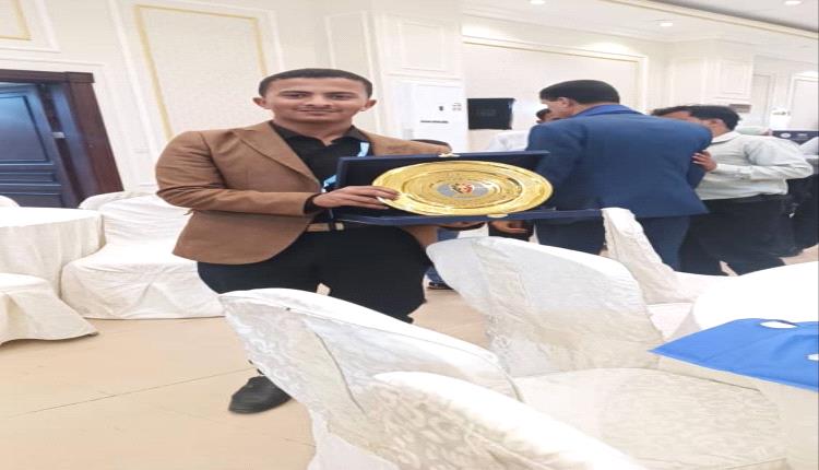 الباحث الشاب أحمد الشيباني يحصد جائزة الاختراع في مؤتمر عدن العلمي عن "السفينة المزدوجة"
