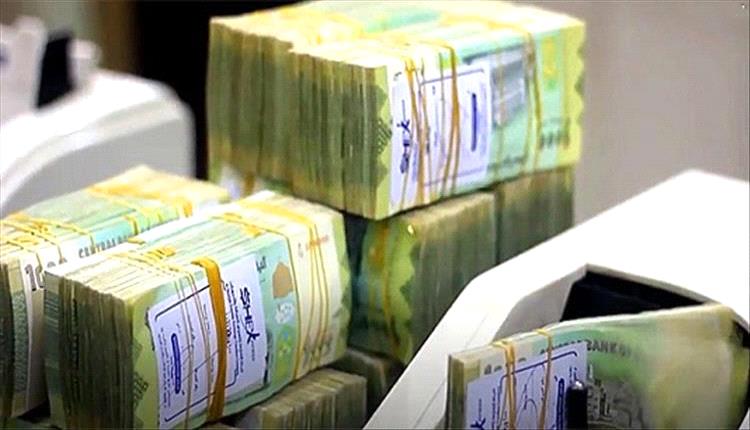 خبير اقتصادي: هناك سبب وحيد وراء استمرار انهيار الريال اليمني