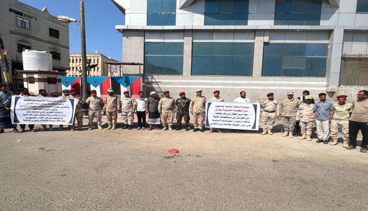 ضباط الدفعة الثانية جامعيين في عدن ينتفضون سلميًّا ضد 