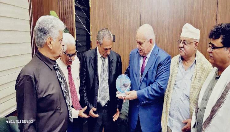 وزارة الخدمة المدنية تكرم الرجل الإداري علوان نظير ماقدمه من خدمات طيلة 40 عاما!