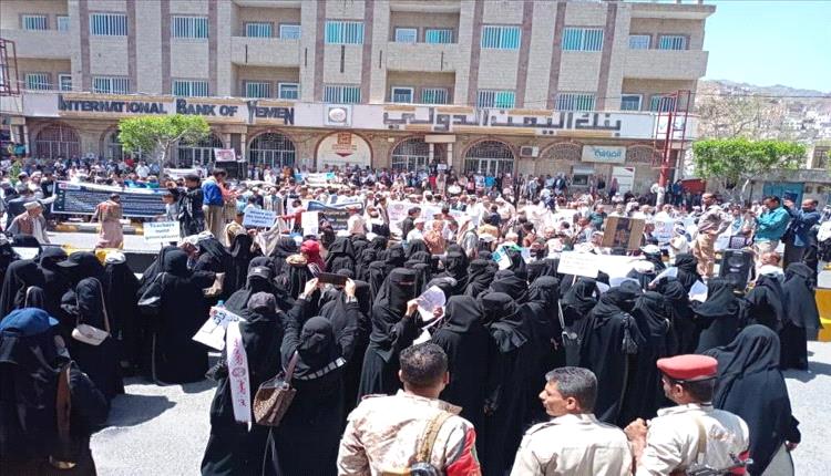 معلمو تعز يواصلون احتجاجاتهم للمطالبة بتحسين أوضاعهم