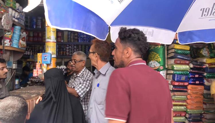 بالتنسيق مع الأجهزة الأمنية .. مكتب الصناعة بالعاصمة عدن ينفذ حملة لضبط الأسعار عقب تعافي العملة