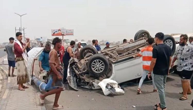 السرعة الزائدة تتسبب في انقلاب مركبة وإصابة ركابها بعدن