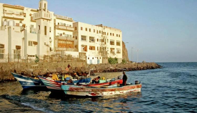 مصرع 7 مهاجرين أفارقة وفقدان آخرين في غرق قارب قبالة سواحل أبين

