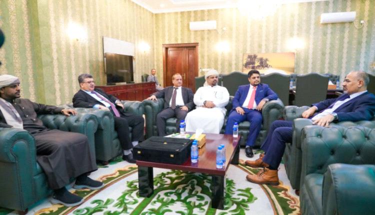 رئيس المجلس الانتقالي يبحث مع قيادة جامعة المهرة تطوير التعليم الأكاديمي