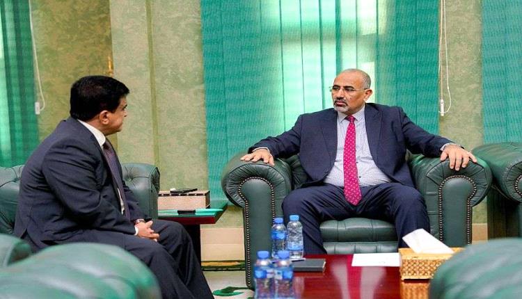 الرئيس الزُبيدي يطّلع على جهود تشغيل مصافي عدن وتأمين وقود الكهرباء
