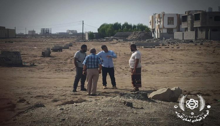 مدير مركز الأورام عدن ومندوب مؤسسة باثواب الخيرية يتفقدان موقع مشروع مستشفى أورام عدن