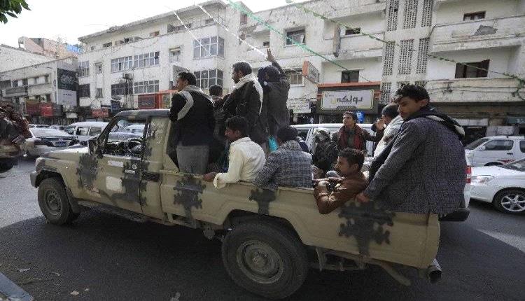 صنعاء على صفيح ساخن.. تحركات حوثـ.ـية تنذر بصدام قد يغيّر موازين القوة في المدينة