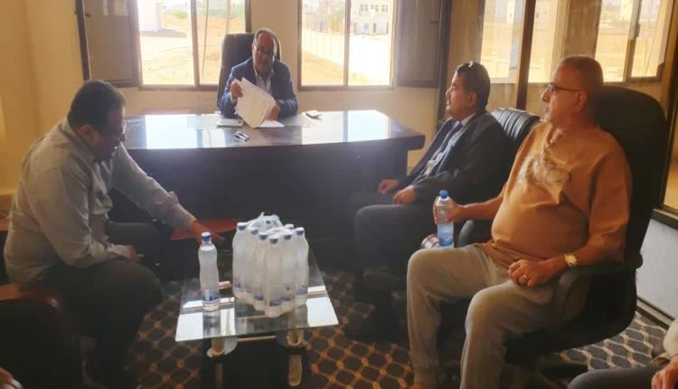فريق من هيئة الطيران المدني يزور مطار عتق الدولي للرفع بأهم احتياجاته 