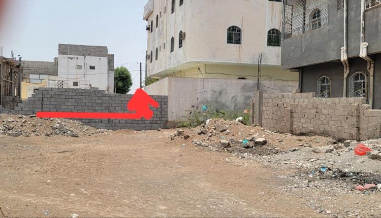 اتهامات بالتقاعس ومطالبات بإعادة فتح منفذ حيوي أُغلق أمام مدرسة خاصة في لحج"صورة"