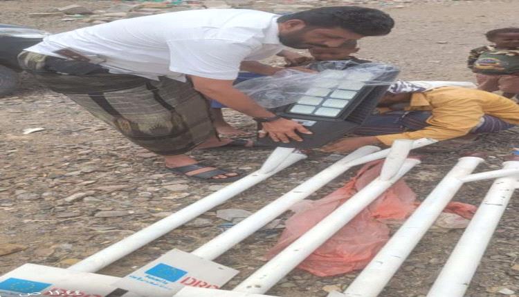 منظمة DRC تدعم مخيم نازحي الملاح بـ21 عمود إنارة بالطاقة الشمسية

