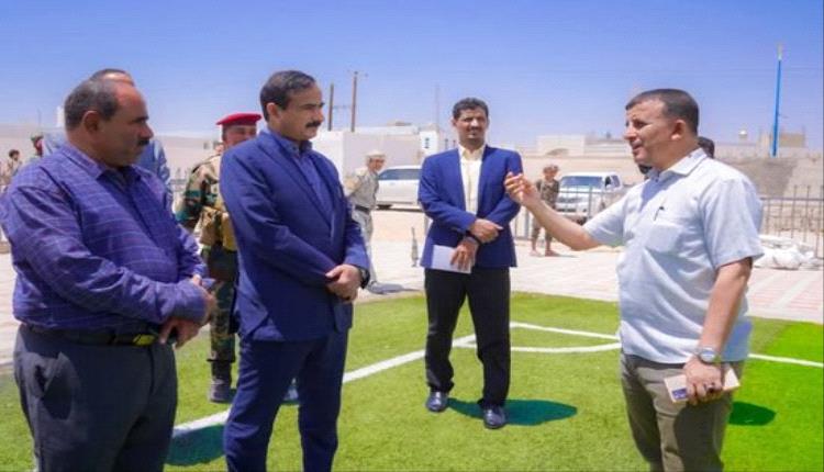 محافظ شبوة يوجه بتسريع مشاريع تطوير ملعب الفقيد ناصر الخليفي ونادي التضامن الرياضي
