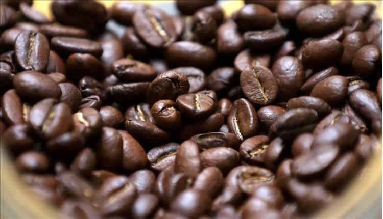 القهوة السوداء: فوائد صحية ومخاطر محتملة لفئات محددة