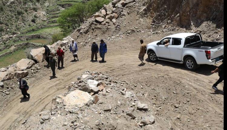 مدير عام الشعيب ورئيس الانتقالي يتفقدان سير العمل في مشروع طريق الضيعة – صبر
